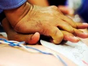 Bimbo di 11 anni va in arresto cardiaco in spiaggia: salvato dalla Croce Rossa