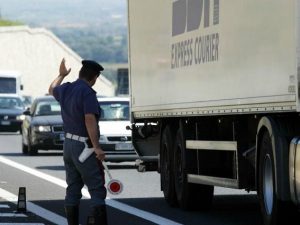 Tir in fiamme sull'A1: 14 km di coda tra S. Maria Capua Vetere e allacciamento A30