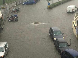 Pozzuoli e Bacoli allagate: trasporti paralizzati, cascate d'acqua per le strade