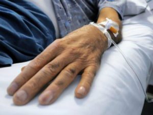 Panino e patatine fritte alla malata di cancro: la foto-denuncia su Facebook
