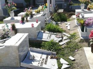 Tombe scoperchiate e lapidi distrutte: scempio nel cimitero di Afragola