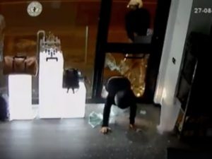 Vomero, furto con spaccata in 60 secondi in un negozio di orologi: il video su Facebook