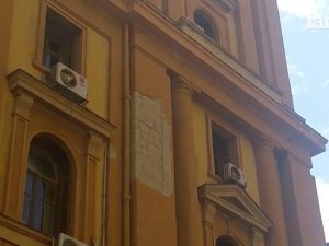 Maltempo a Napoli, crolla l'intonaco dalla facciata del Palazzo della Regione