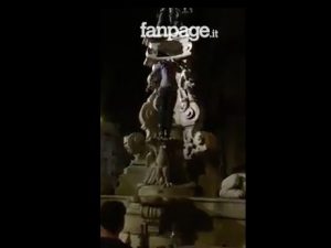 Ancora degrado a Monteoliveto, turista si arrampica sulla fontana in piena notte