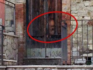 'Padre Pio sulla porta di legno': nel paesino beneventano si grida al prodigio