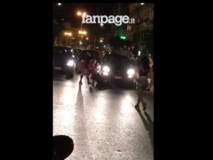 Rissa a calci e pugni tra due trans a corso Umberto: il video è virale
