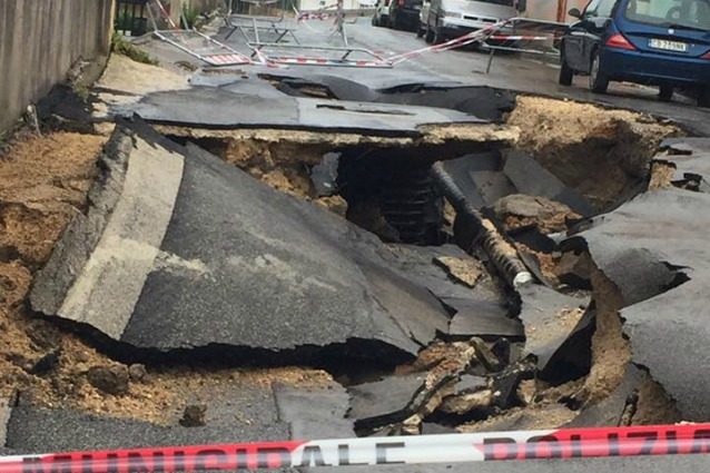 La strada sembra essere esplosa, ma è "solo" il maltempo: rischiare la vita per un temporale