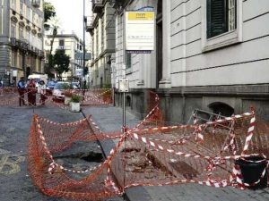 Si apre una voragine in via Crispi: strada chiusa e traffico in tilt
