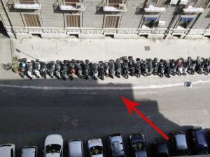 Via De Cesare a Santa Lucia, il vergognoso rattoppo dopo i lavori stradali