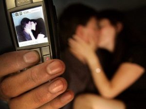 Protagonista di un video hard diffuso sul web: 19enne costretta a lasciare Pozzuoli