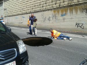 Si apre un'enorme voragine in via San Giacomo dei Capri: strada chiusa al traffico