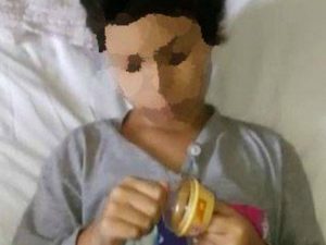 La piccola Daniela con i suoi nuovi giocattoli (foto dalla pagina Facebook della onlus "Diamo una mano")