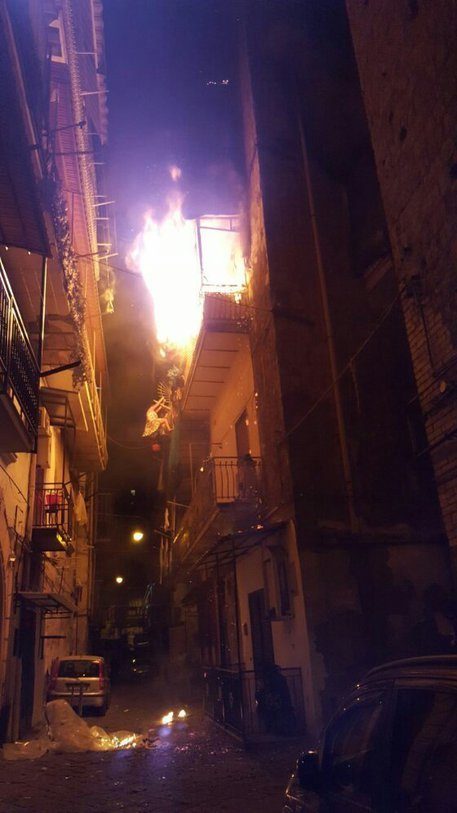 La drammatica foto del salto costato la vita alla donna