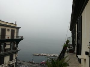 Il Vesuvio nascosto dalla nebbia