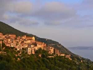 Una veduta dall’alto del borgo di Pisciotta