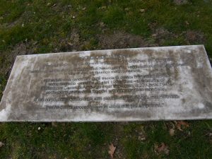 La lapide che ricorda il sacrificio del piccolo Sergio De Simone nel Cimitero di guerra italiano di Amburgo