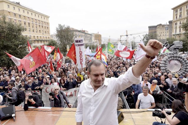 La manifestazione di De Magistris in piazza Municipio