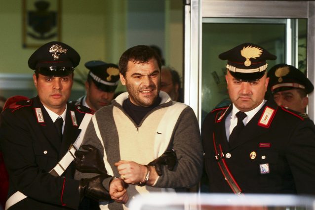 L’arresto del superlatitante Giuseppe Setola dei Casalesi, nel gennaio 2001