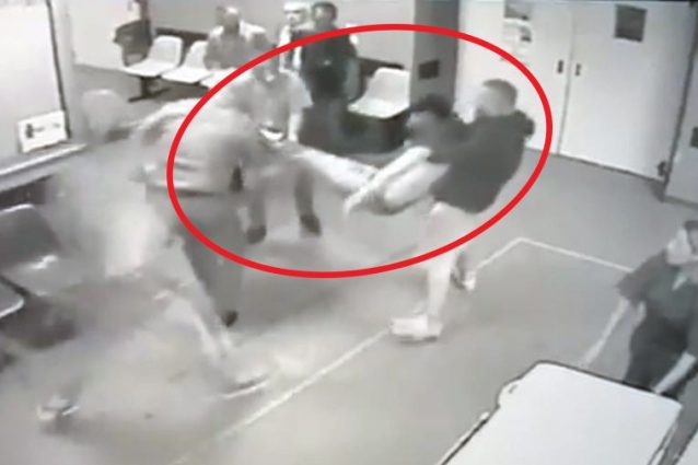 Il baby boss Emanuele , esanime, entra al pronto soccorso dell’Ospedale Loreto Mare, colpito a morte.