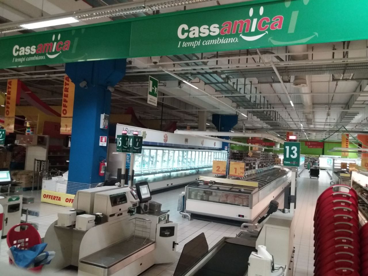 L’ipermercato Auchan chiuso (foto Fanpage.it)