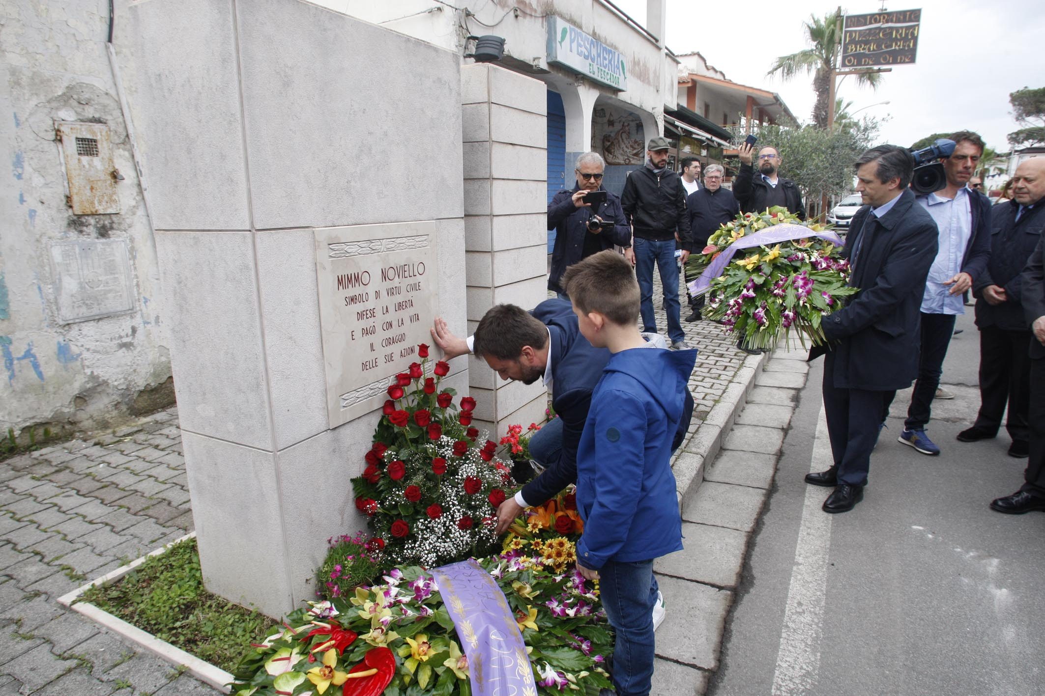 Il monumento che ricorda la morte di Mimmo Noviello il 16 maggio 2008