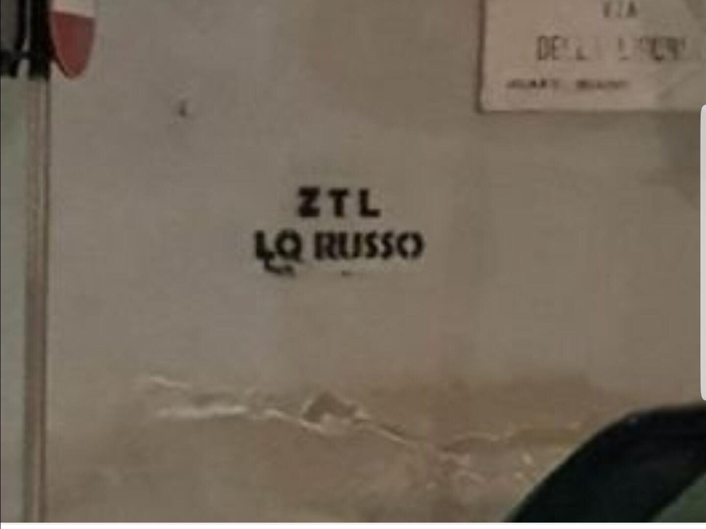 Le scritte comparse su numerosi muri di Miano