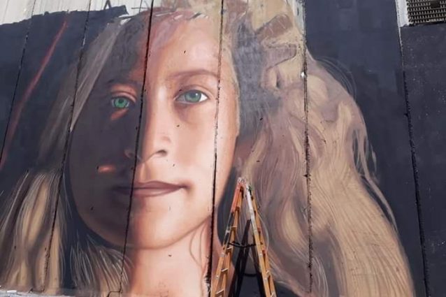 Il murales realizzato da Jorit a Betlemme.