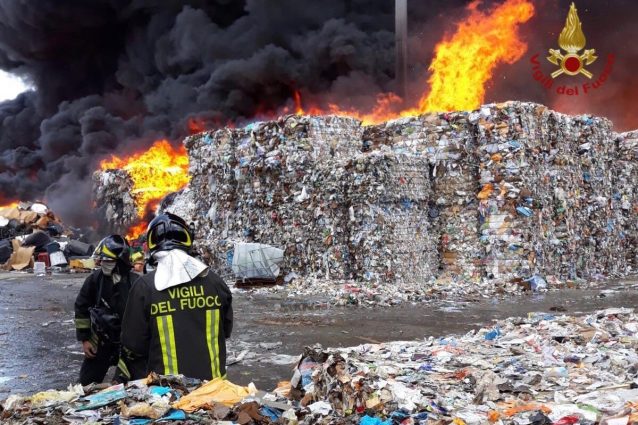 L’incendio divampato nell’azienda di rifiuti a Pascarola, comune di Caivano (Napoli)