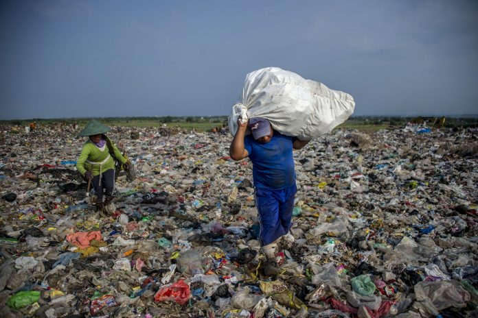 Una enorme discarica di rifiuti asiatica