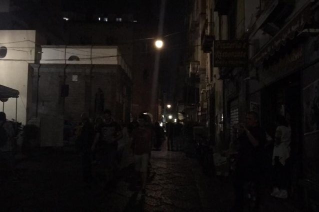 Il blackout in piazza Miraglia a Napoli (Foto Fanpage.it)