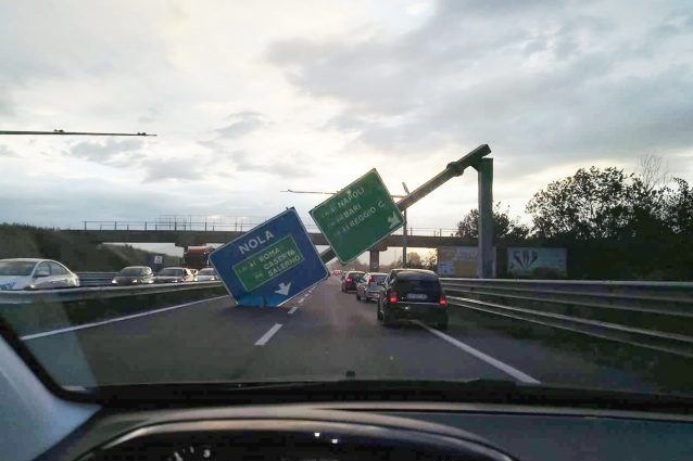 Il grosso cartellone autostradale caduto sulla statale Nola–Villa Literno