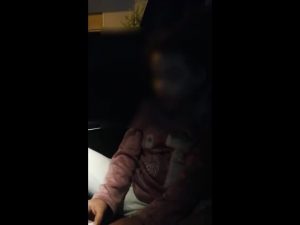 La bambina in un frame del video
