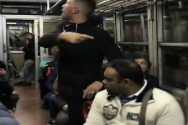 Un fotogramma del video girato sul treno a Napoli