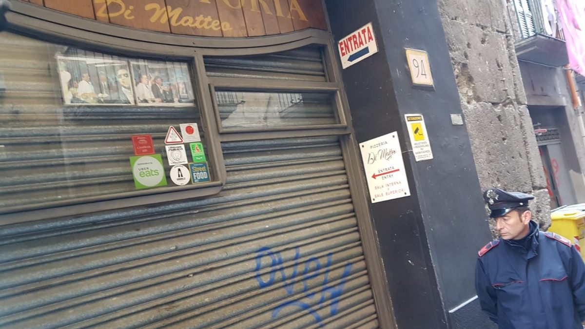 I fori nella saracinesca della pizzeria Di Matteo dopo gli spari della scorsa notte.