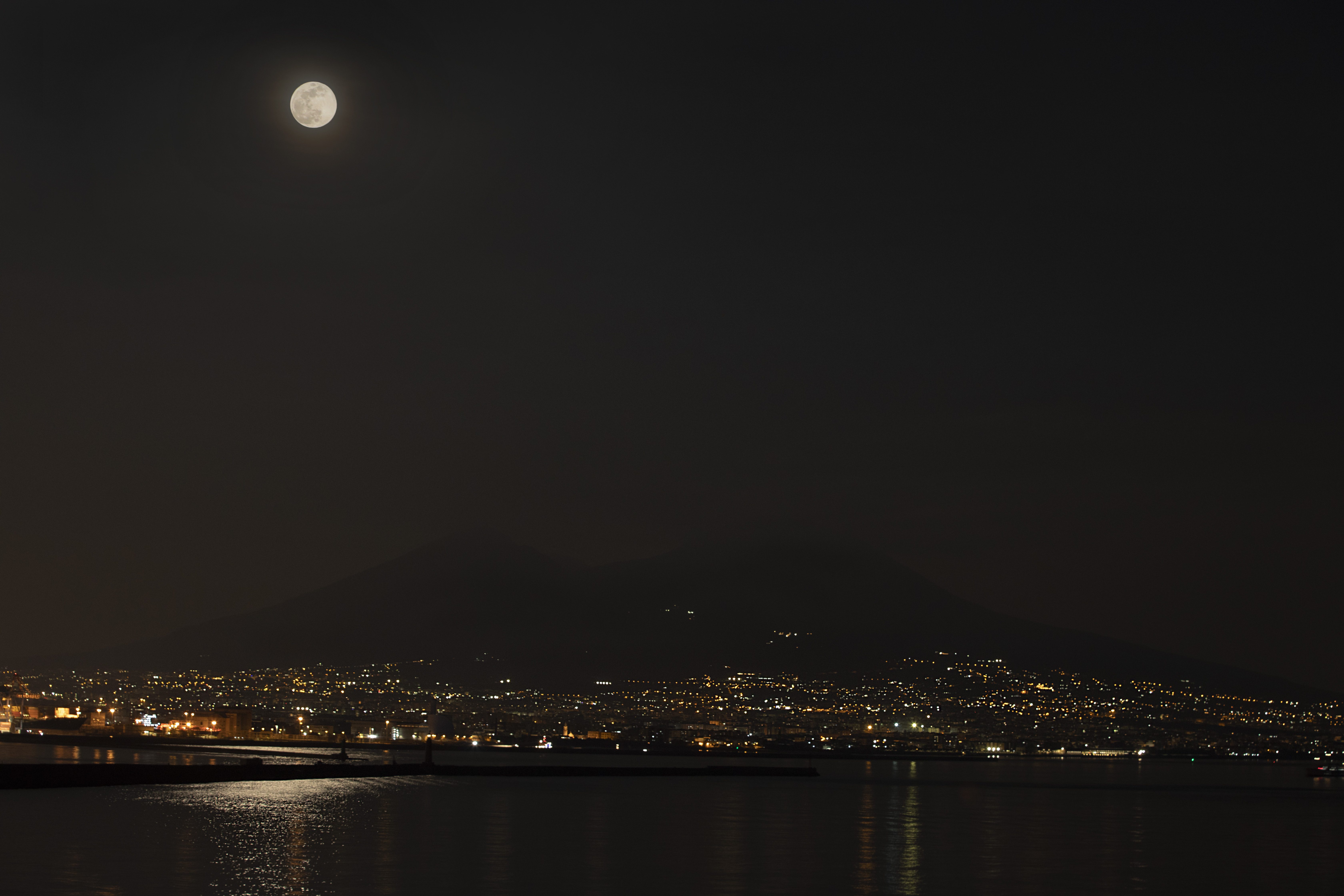 La superluna di Napoli sul Golfo è uno spettacolo incredibile