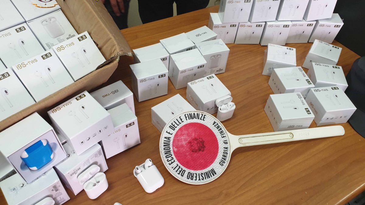 AirPods Apple falsi, sequestrati auricolari made in China: Pericolosi per  la salute