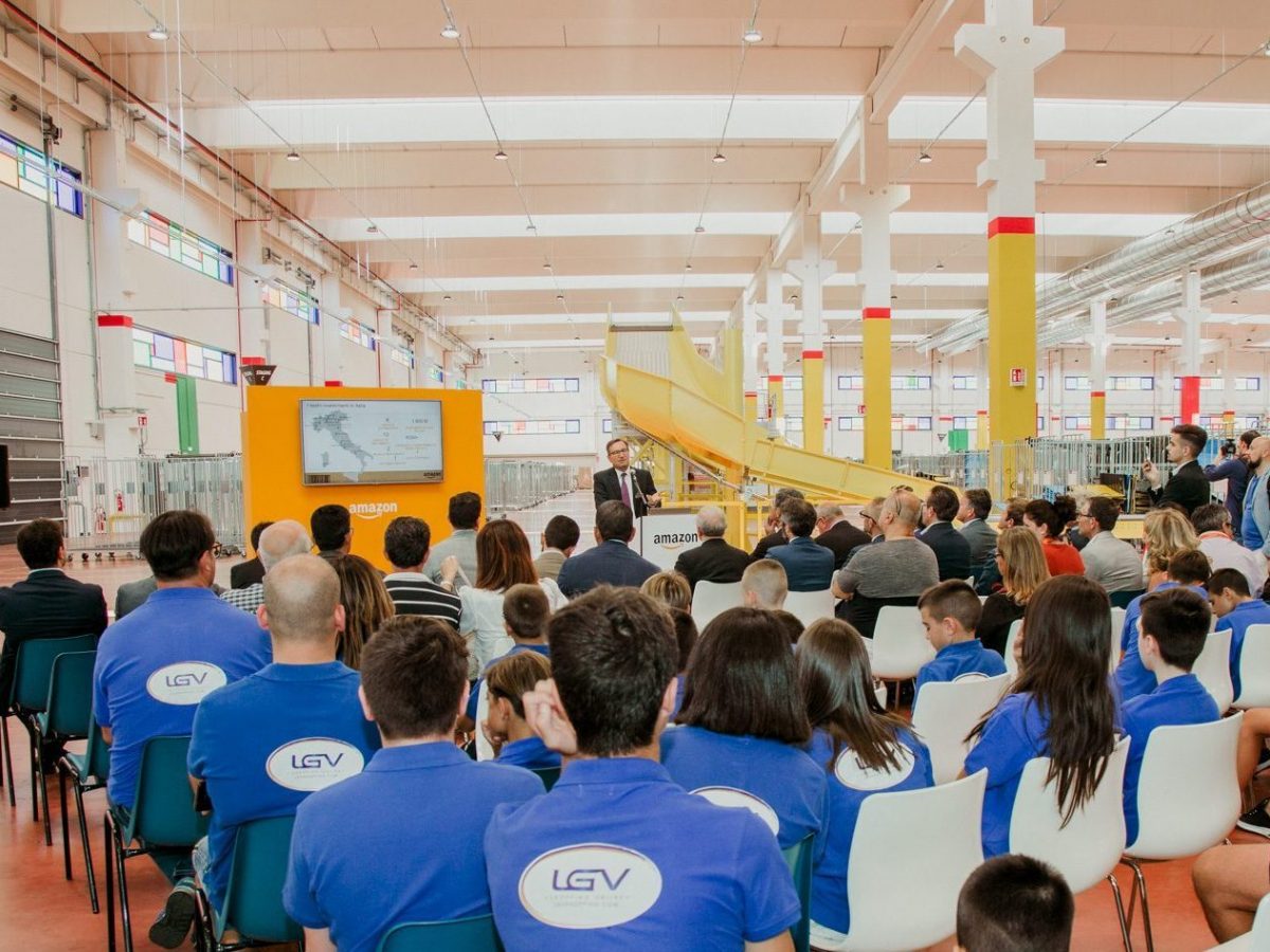 Amazon apre nuovo deposito ad Arzano e dona attrezzature alla Sporting