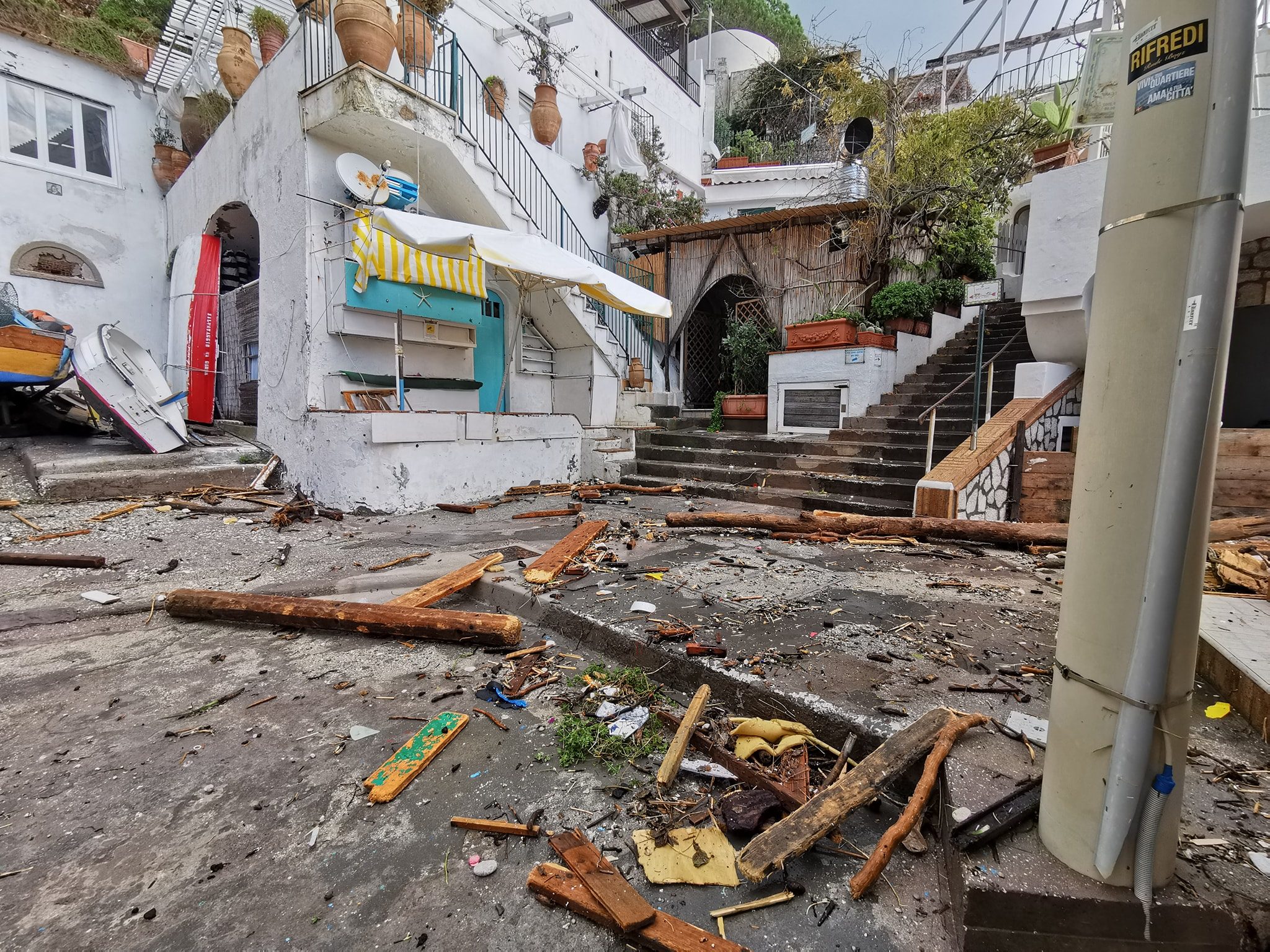 Allerta meteo Capri, Marina Piccola completamente invasa dall’acqua - Napoli Fanpage.it