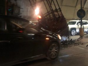Galleria Vittoria chiusa: un’automobile si è schiantata contro l’impalcatura