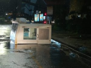 Maltempo Napoli, il vento fa danni: a Posillipo crollano alberi e un casotto Anm