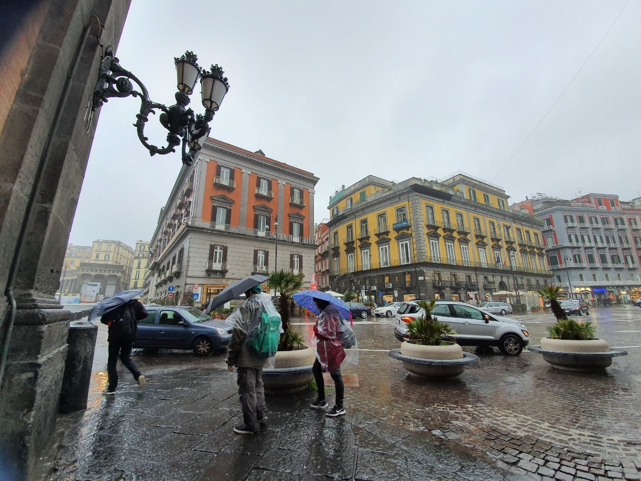Maltempo Napoli Con Grandine E Vento A 30 Nodi Strade Allagate Bloccati Gli Aliscafi