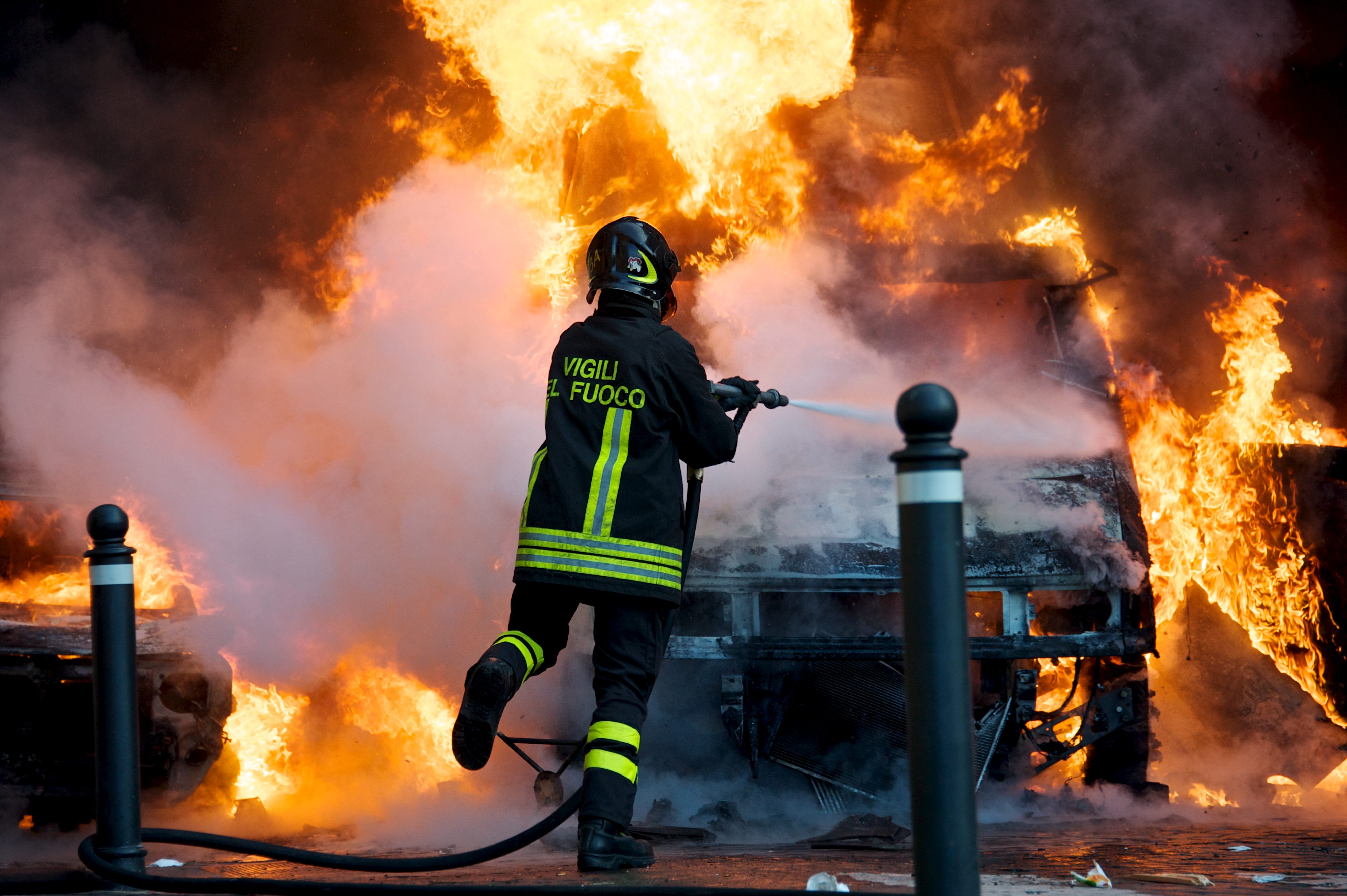 Incendio in una concessionaria, 12 auto distrutte dalla fiamme a Boscoreale - Vimarsana News