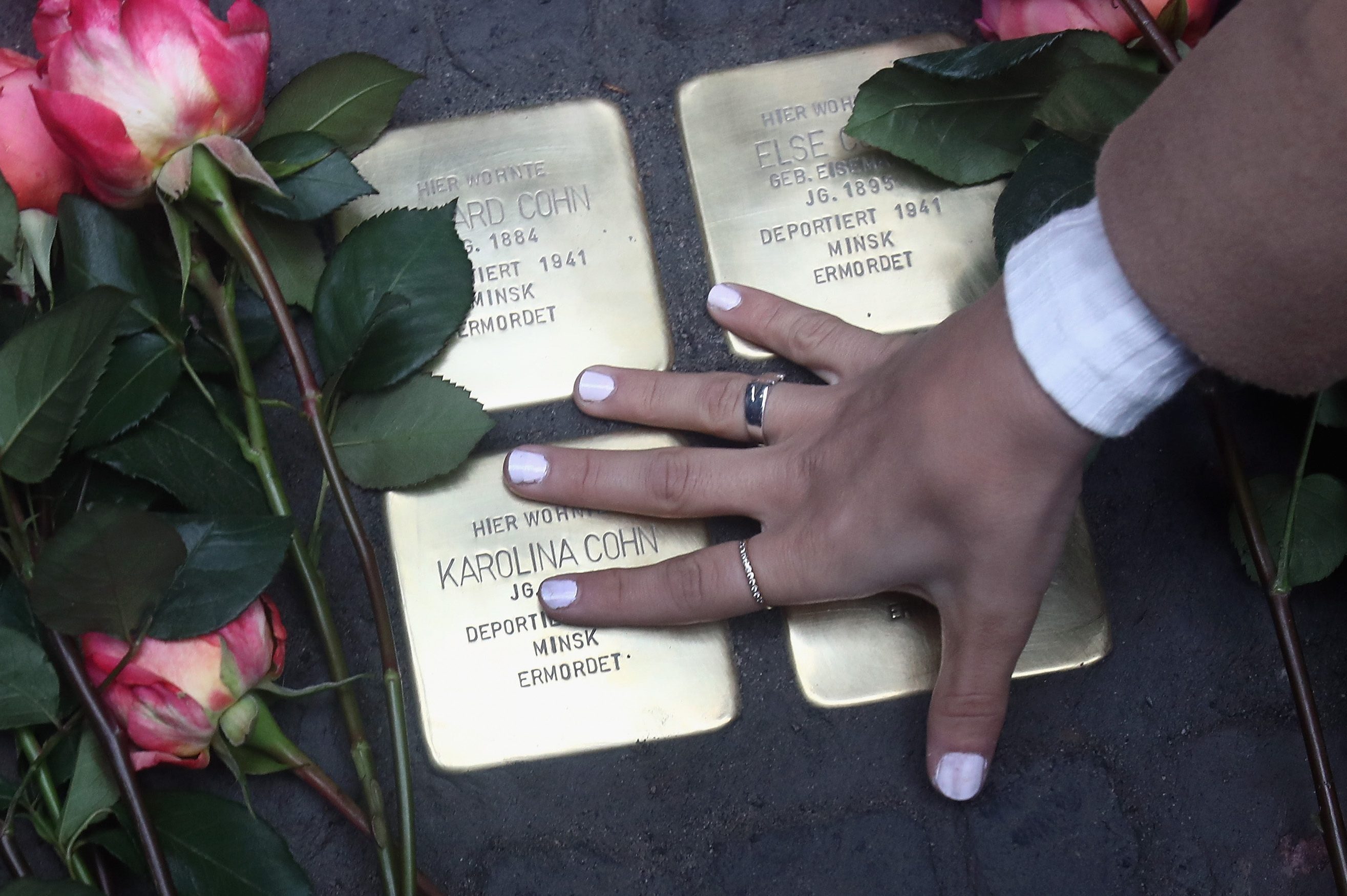 Napoli, in piazza Bovio le pietre