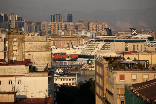 Napoli è piena di alberghi e bed and breakfast. Ma solo 45 si offrono per medici e infermieri