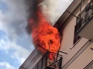 Napoli, incendio in un appartamento: pompieri bloccati da auto in sosta selvaggia