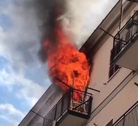 Napoli, nel palazzo scoppia un incendio: 4 anziani salvati dalla ...