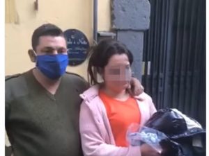 Napoli, famiglia dorme in auto: il quartiere gli trova una casa e raccoglie soldi e cibo