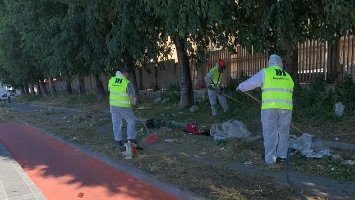 I giardinieri della NapoliServizi in via Marina