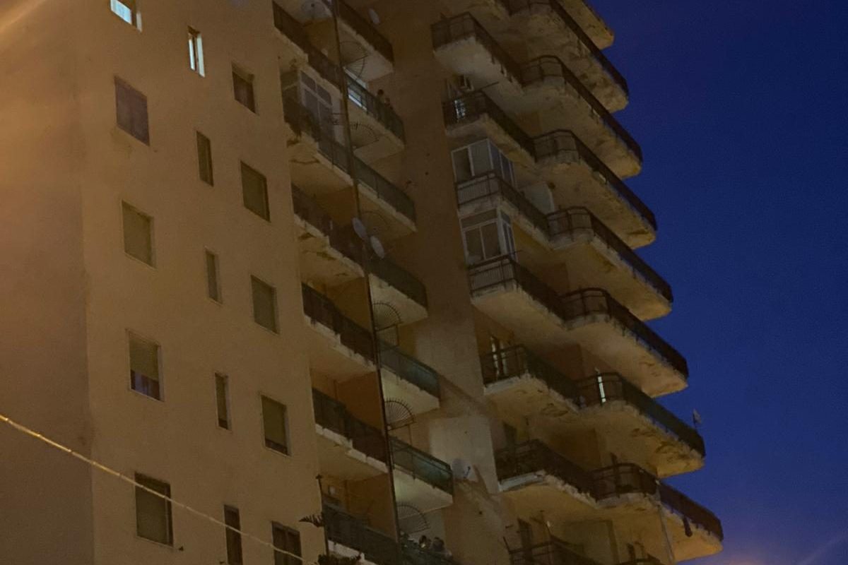 Mondragone, i palazzi ex Cirio sono semivuoti luci spente e tapparelle abbassate Mondragone, i palazzi ex Cirio sono semivuoti luci spente e tapparelle abbassate