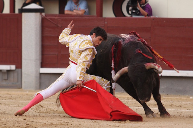 La corrida sarebbe la stessa senza il rosso dei mantelli